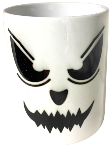 Weißer Becher mit schwarzem Totenkopf-Design und bösem Gesichtsausdruck.