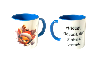 Bunte Tasse mit cartoonartiger Figur und zimtfarbigem Rand. Text auf einer Seite.