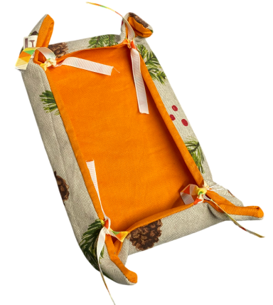 Körbchen mit orangefarbenem Innenfutter und dekorativen, grünen Elementen.