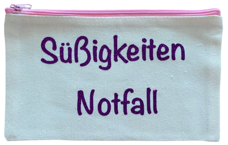 Beige Tasche mit lila Aufschrift: "Süßigkeiten Notfall".