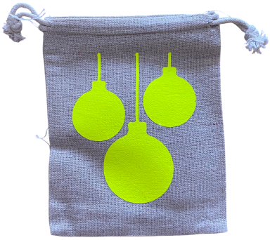 Grauer Beutel mit drei leuchtend grünen Weihnachtsbaumkugeln.