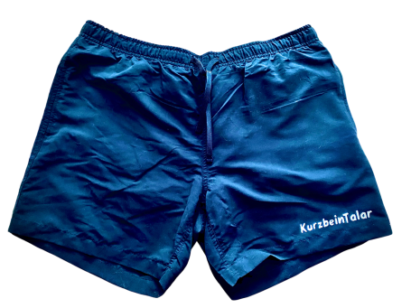 Schwarze Badehose mit elastischem Bund und aufgedrucktem Logo.