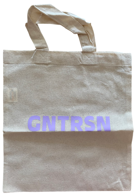 Beiger Tragetasche mit lilafarbenem Aufdruck "GNTRSN".