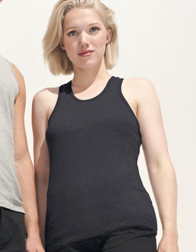 Modell in schwarzem Tanktop, steht neben einer Person in grauem Shirt.