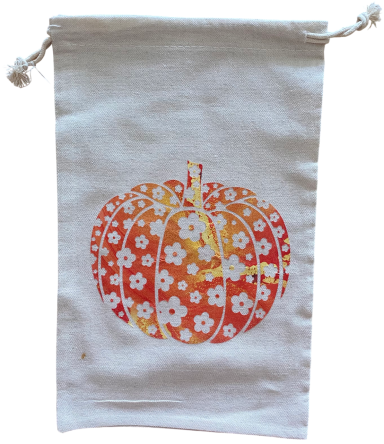 "Kürbis" Weißer Beutel mit orangefarbenem Kürbis-Design und blühenden Mustern.