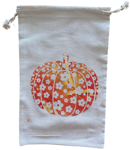 Weißer Beutel mit orangefarbenem Kürbis-Design und blühenden Mustern.