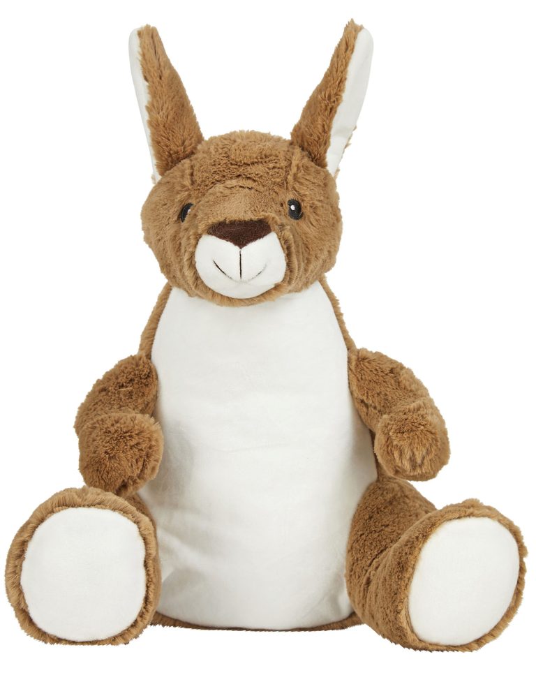 Känguru Ein brauner, plüschiger Hase mit weißen Ohren sitzt aufrecht.