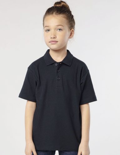 Ein Kind trägt ein schwarzes Polo-Shirt und schaut neutral in die Kamera.