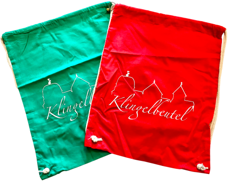 Zwei Stoffbeutel in grün und rot mit der Aufschrift "Klingelbeutel".