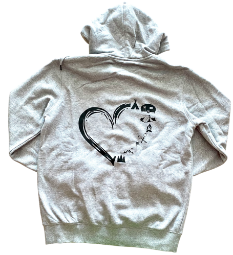 Grauer Hoodie mit schwarzem Herz und stilisiertem Text auf dem Rücken.