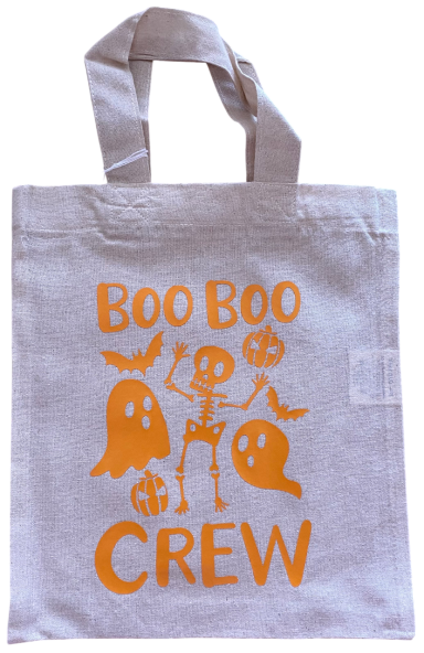 Graue Tragetasche mit orangefarbener Aufschrift "Boo Boo Crew" und gruseligen Motiven.