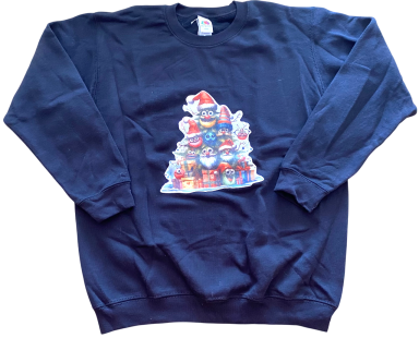 Blauer Pullover mit buntem Weihnachtsbaum-Motiv auf der Vorderseite.