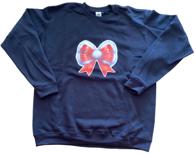 Dunkelblauer Pullover mit rot-weißer Schleifenmotivanordnung auf der Vorderseite.