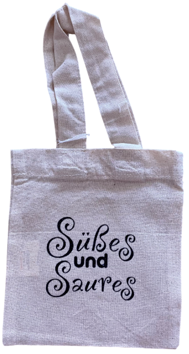 Beige Tragetasche mit dem Schriftzug "Süßes und Saures".