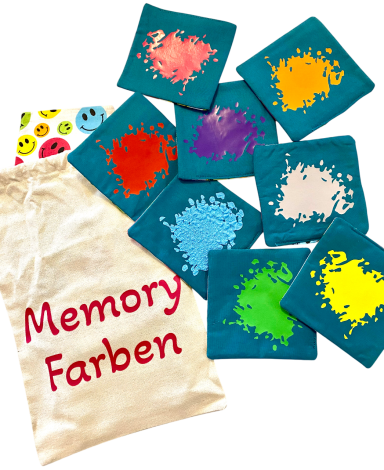 Farbenkarten in verschiedenen Farben und ein Stoffbeutel mit der Aufschrift "Memory Farben".