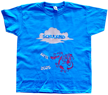 Blaues T-Shirt mit rotem Druck eines Drachen und dem Text "SCHULKIND".