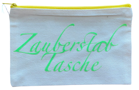 Graue Tasche mit gelbem Reißverschluss und grünem Schriftzug "Zauberstab Tasche".