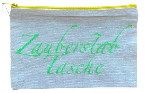 Graue Tasche mit gelbem Reißverschluss und grünem Schriftzug "Zaubertasche".