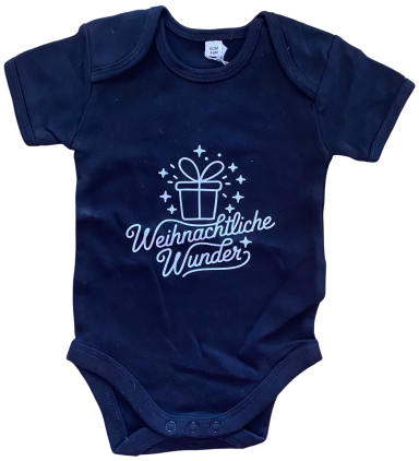 Dunkelblaues Babybody mit dem Schriftzug "Weihnachtliche Wunder" und Geschenkmotiv.
