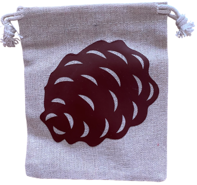 Beige Sack mit dunkelbraunem Tannenzapfen-Motiv auf der Vorderseite.
