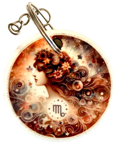 Ein kunstvoller Schlüsselanhänger mit einer eleganten Frau und astrologischen Symbolen.