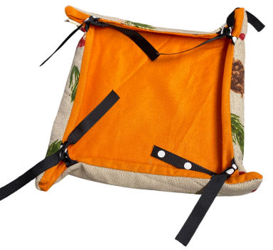 Körbchen mit orangefarbener Mitte und grünem Blumenmuster, mit schwarzen Bändern befestigt.