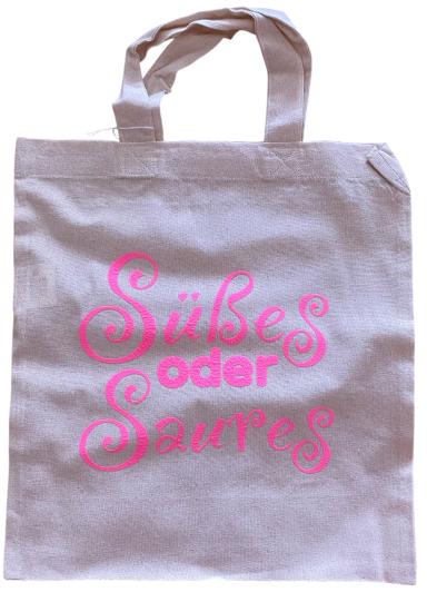 Hellgraue Tasche mit pinkem Aufdruck: "Süßes oder Saures".