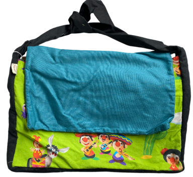 Bunte Schultertasche mit Kindermotiven und anpassbarem Riemen.