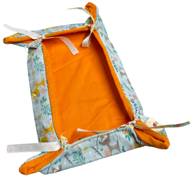 Buntes Körbchen mit orangefarbener Innenseite und Bändern zum Befestigen.