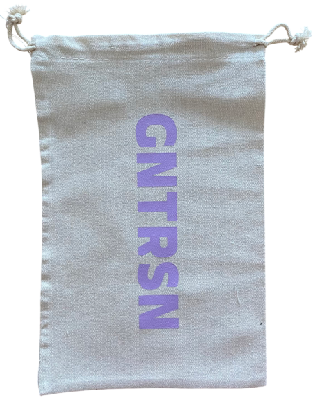 Grauer Beutel mit dem Text "GNTRSN" in lila Schrift.