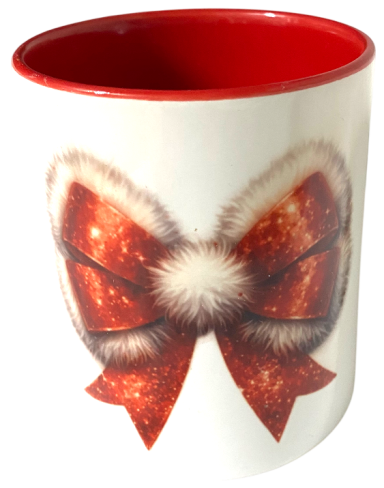 Weißer Becher mit rotem Innenleben und festlicher Schleife verziert.