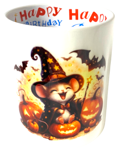Kaffeetasse mit einer niedlichen Maus in einem Hexenkostüm und Kürbissen.