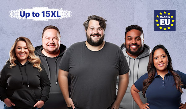 Fünf Personen in lockerer Kleidung, mit Größenangebot bis 16XL. EU-Flagge im Hintergrund.