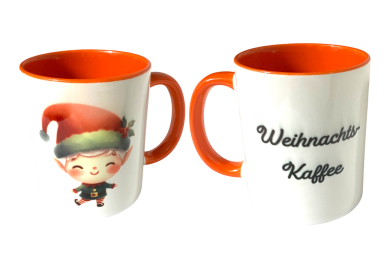 Tasse mit elfischem Motiv und Schriftzug "Weihnachtskaffee" in Orange und Weiß.