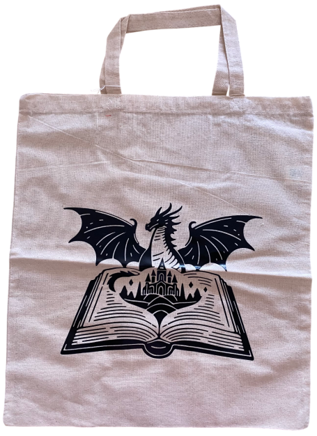 Schlichte Tasche mit einem Drachen über einem offenen Buch und einer Stadt im Hintergrund.