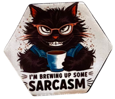 Schwarze Katze mit Brille trinkt aus einer Tasse und hält einen Sarkasmus-Spruch.