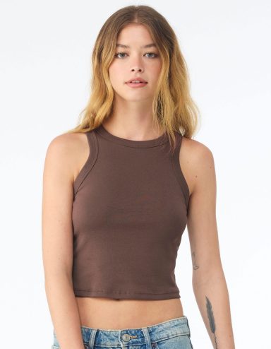 Junge Frau mit blonden Haaren trägt ein braunes Crop-Top und Jeans.