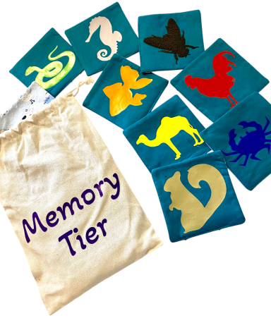 Bunte Spielkarten mit Tiersilhouetten, umgeben von einem Sack mit der Aufschrift "Memory Tier".
