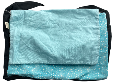 Schwarze Tasche mit zwei Innenfächern, eines in hellblau und eines mit weißen Punkten.