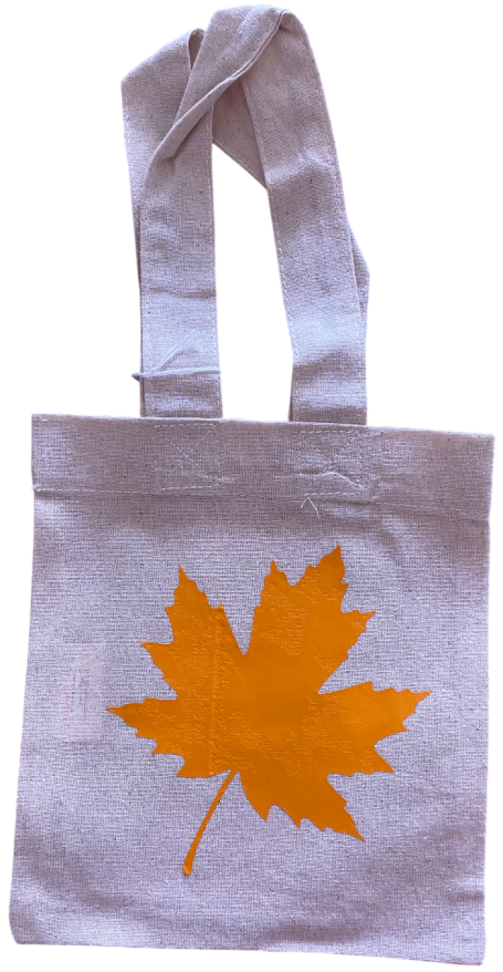 Hellbeige Tasche mit orangefarbenem Ahornblatt-Design.