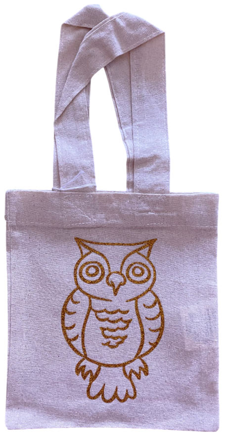 Stofftasche mit einer Eule und großen, runden Augen auf der Vorderseite.