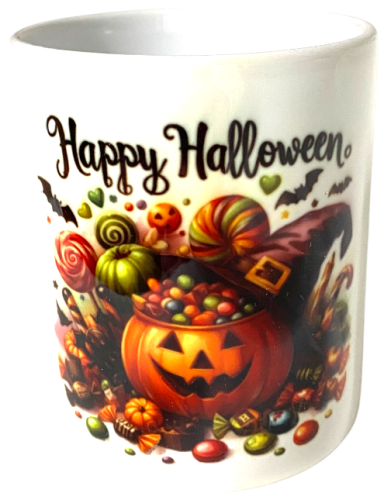 Tasse mit Halloween-Motiv, Kürbis, Süßigkeiten und dem Text "Happy Halloween".