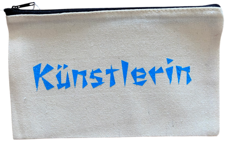 Beutel mit der Aufschrift "Künstlerin" in blauer Schrift.
