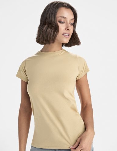 Beige T-Shirt, kurzärmelig, lässige Passform, Model mit kurzer Frisur.
