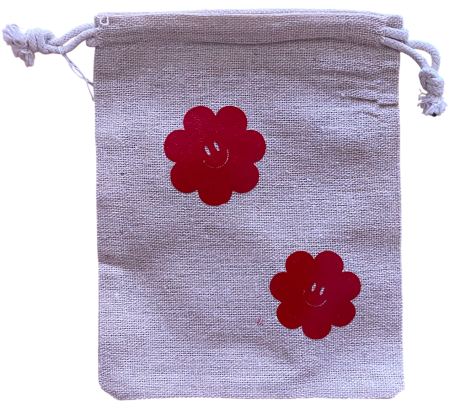 Beiger Stoffbeutel mit zwei roten Blumenmotiven auf der Vorderseite.