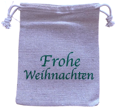 Grauer Beutel mit dem Schriftzug "Frohe Weihnachten" in grüner Schrift.