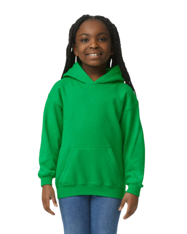 Lächelndes Kind mit langen Zöpfen in einem grünen Kapuzenpullover.