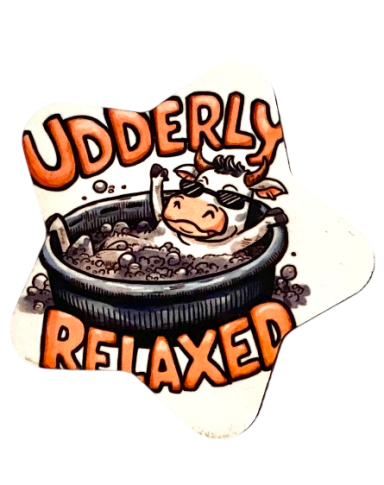 Eine entspannte Kuh in einem Bad, umgeben von "Udderly Relaxed"-Text.