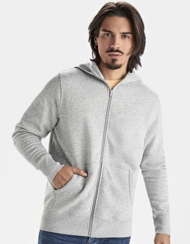 Mann in grauem Hoodie mit Reißverschluss und Taschen, neutraler Hintergrund.