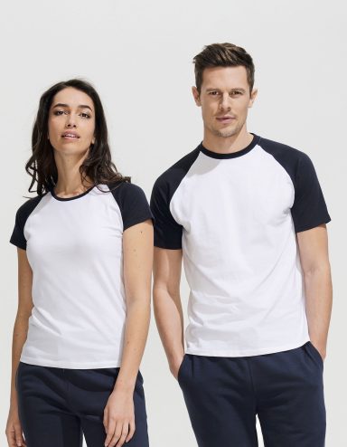 Zwei Personen in T-Shirts mit kurzen Ärmel, einer Frau und einem Mann.